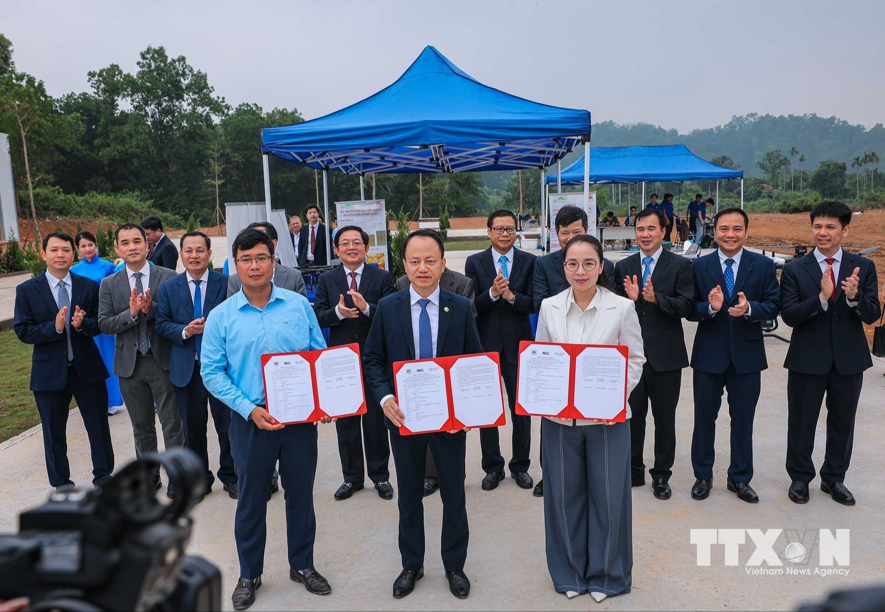 Lễ trao văn kiện hợp tác tại khu thử nghiệm UAV và chương trình thử nghiệm bay ngoài trời. (Ảnh: Hoàng Hiếu/TTXVN)